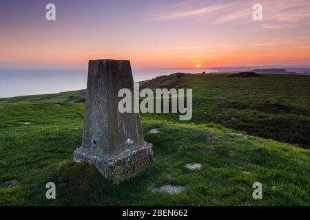 Abbotsbury, Dorset, Royaume-Uni. 14 avril 2020. Météo britannique. Coucher de soleil vue depuis le trigpoint sur le South Dorset Ridgeway au château de Abbotsbury à Dorset, une soirée chaude et ensoleillée pendant le verrouillage pandémique du coronavirus. Crédit photo : Graham Hunt/Alay Live News Banque D'Images