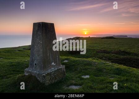 Abbotsbury, Dorset, Royaume-Uni. 14 avril 2020. Météo britannique. Coucher de soleil vue depuis le trigpoint sur le South Dorset Ridgeway au château de Abbotsbury à Dorset, une soirée chaude et ensoleillée pendant le verrouillage pandémique du coronavirus. Crédit photo : Graham Hunt/Alay Live News Banque D'Images