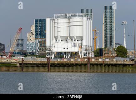 Vue sur la Tamise jusqu'aux bâtiments en béton sur la rive ouest de la péninsule de Greenwich. Londres, Royaume-Uni Banque D'Images