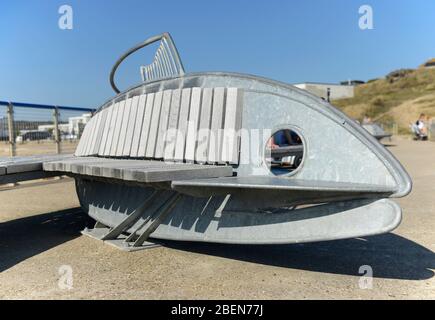 Un banc sur le thème du poisson inhabituel au bord de mer à Seaford, près d'Eastbourne, East Sussex, Royaume-Uni Banque D'Images