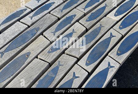 Un banc sur le thème du poisson inhabituel au bord de mer à Seaford, près d'Eastbourne, East Sussex, Royaume-Uni Banque D'Images