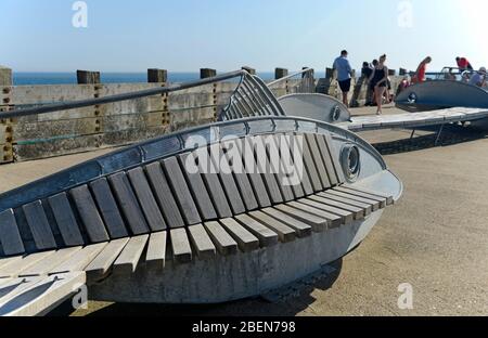 Un banc sur le thème du poisson inhabituel au bord de mer à Seaford, près d'Eastbourne, East Sussex, Royaume-Uni Banque D'Images