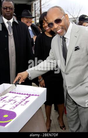 Leon Huff et épouse, Regina photographié avec le gâteau d'anniversaire de Leon lors de la cérémonie de désignation de rue pour Leon Huff à Camden New Jersey le 8 avril 2009 crédit: Scott Weiner/MediaPunch Banque D'Images