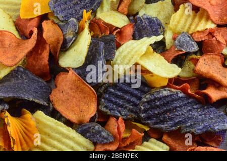 Gros morceaux de légumes à base de pommes de terre d'or du yukon, de pommes de terre bleues et de patates douces Banque D'Images