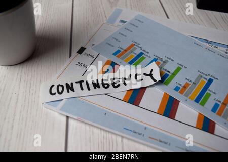 Intervention sur un livre isolé sur le bureau. Banque D'Images