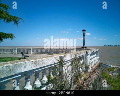 Terrasse historique vers Rio de la Plata Colonia Uruguay Banque D'Images