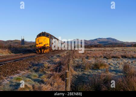 La locomotive DRS classe 37 37425, qui passe par Green Road sur la ligne ferroviaire pittoresque de la côte Cumbrienne, est dotée d'un service de transport de passagers Northern Rail Banque D'Images