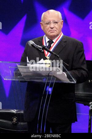 L'ancien leader soviétique et le prix Nobel de la paix Mikhaïl Gorbatchev ont présenté la Médaille de la liberté de la Constitution nationale CenterÕs 2008 pour son rôle courageux dans la fin du dangereux, Guerre froide de plusieurs décennies et donner espoir et liberté à des millions de personnes qui vivaient derrière le rideau de fer au National Constitution Center de Philadelphie le 18 septembre 2008. Crédit: Scott Weiner/MediaPunch Banque D'Images