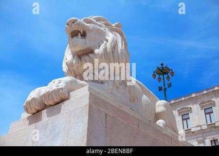 Sculpture du lion à l'Assemblée de la République à Lisbonne Banque D'Images