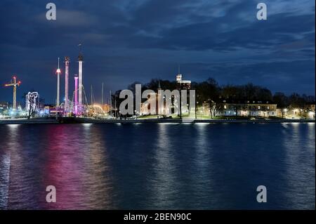 Vue de Skeppsholmen à Stockholm sur Kastellholmen et le funkfair de Gröna Lund derrière. Nous voyons le château et les vieux bâtiments sur la droite dans le pictu Banque D'Images