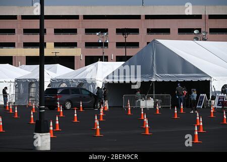 New York City, États-Unis. 14 avril 2020. Vue sur les tentes où l'automobiliste s'enlègue COVID-19 dans le parking du circuit de course d'Aqueduct dans le quartier de New York City Borough of Queens, NY, 14 avril 2020. (Anthony Behar/Sipa USA) crédit: SIPA USA/Alay Live News Banque D'Images