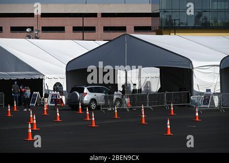 New York City, États-Unis. 14 avril 2020. Vue sur les tentes où l'automobiliste s'enlègue COVID-19 dans le parking du circuit de course d'Aqueduct dans le quartier de New York City Borough of Queens, NY, 14 avril 2020. (Anthony Behar/Sipa USA) crédit: SIPA USA/Alay Live News Banque D'Images