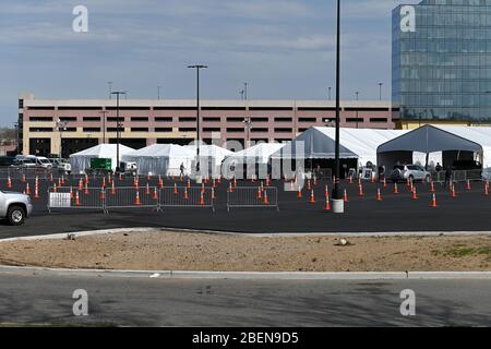 New York City, États-Unis. 14 avril 2020. Vue sur les tentes où l'automobiliste s'enlègue COVID-19 dans le parking du circuit de course d'Aqueduct dans le quartier de New York City Borough of Queens, NY, 14 avril 2020. (Anthony Behar/Sipa USA) crédit: SIPA USA/Alay Live News Banque D'Images