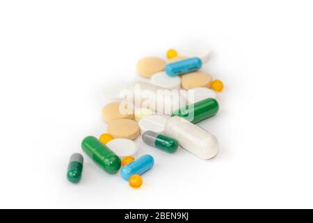 Tas de divers médicaments pilules sur fond blanc. Forte demande de médicaments pour le traitement du coronavirus Banque D'Images