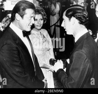 Le 25 juin 1981 - Londres, Angleterre, Royaume-Uni - PRINCE CHARLES, à droite, discute avec l'acteur ROGER MOORE, à gauche, et avec l'épouse LUISA à la première du film James Bond, "pour vos yeux seulement". (Image de crédit : © Keystone Press Agency/Keystone USA via ZUMAPRESS.com) Banque D'Images