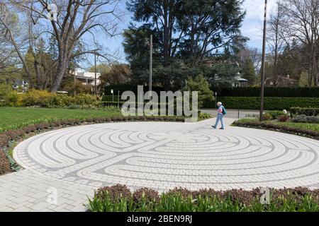 Une femme marche le labyrinthe à la cathédrale épiscopale de Saint-Marc à Seattle le mardi 14 avril 2020. Banque D'Images