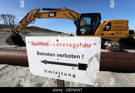 14 avril 2020, Mecklembourg-Poméranie occidentale, Graal-Müritz: "Champ de rinçage - danger pour la vie - pas de trespassing" est écrit sur un signe sur la plage de la mer Baltique où les bouffées vasomotrices prévues ont commencé. Dans les semaines à venir, les sections de plage, les dunes et les digues de Graal-Müritz via Dierhagen à Wustrow seront renforcées pour empêcher une percée de la mer Baltique à la Bodden. Photo: Bernd Wüstneck/dpa-Zentralbild/ZB Banque D'Images