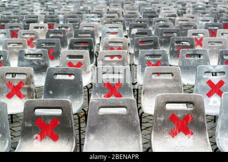 Concept de distanciation sociale, signes d'avertissement sur les sièges dus au coronavirus. Maintenir une distance de sécurité en place pour se protéger de la maladie de COVID-19. Sécurité garantie Banque D'Images