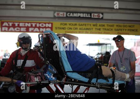 DAYTONA BEACH, FL - 23 FÉVRIER: Le personnel médical aide les fans blessés suite à un accident à la fin de la série nationale NASCAR DRIVE4MPOC 300 qui a envoyé 28 personnes à l'hôpital. Kyle Larson, conducteur du #32 Clorox Chevrolet, Justin Allgaier, conducteur du #31 Brandt Chevrolet, Brian Scott, conducteur du #2 Shore Lodge Chevrolet, Et Parker Kligerman, pilote de la Toyota Bandit Chippers #77, sont impliqués dans un incident à la fin de la NASCAR au circuit de course international de Daytona. Le 23 février 2013 à Daytona Beach, en Floride. Personnes: Personne médicale Banque D'Images