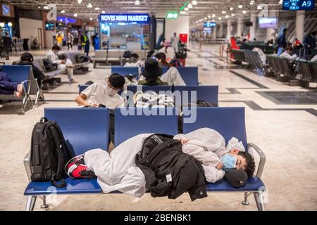 Les voyageurs qui attendent des vols dans des masques de protection et des vêtements lors de l'éclosion de Covid-19 à l'aéroport international de Bole à Addis-Abeba, en Éthiopie Banque D'Images