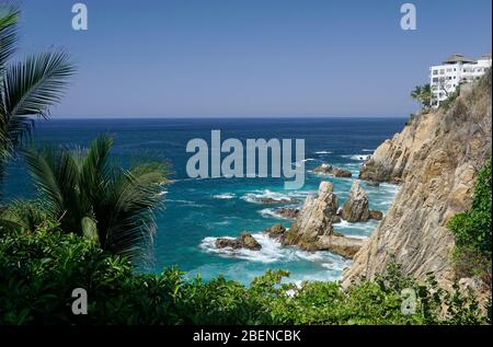 Affleurements rocheux dans l'océan Pacifique de la côte d'Acapulco, au Mexique. Quartier de Las Playas Banque D'Images