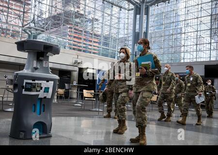 Manhattan, États-Unis d'Amérique. 15 avril 2020. NEW YORK (14 avril 2020) le colonel Kimberley Aiello, à droite, commandant de la 44ème Brigade médicale, donne au lieutenant général Laura Richardson, commandant de l'armée américaine Nord, une visite de la Station médicale Javits New York, 12 avril 2020. À l'appui de la réponse COVID-19 du ministère de la Défense, le Commandement du Nord des États-Unis, par l'entremise de l'Armée Nord des États-Unis, fournit un soutien militaire à l'Agence fédérale de gestion des urgences pour aider les collectivités dans le besoin. Crédit: Groupe médias de tempêtes/Alay Live News Banque D'Images