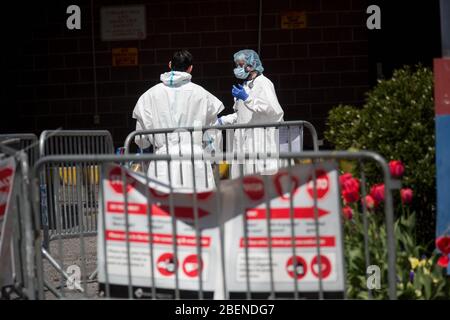 New York, États-Unis. 14 avril 2020. Les travailleurs de la santé se trouvent à l'extérieur du centre hospitalier de Brooklyn pendant la pandémie de coronavirus dans le quartier de Brooklyn, à New York, aux États-Unis, le 14 avril 2020. Le nombre de cas de COVID-19 aux États-Unis a dépassé 600 000 mardi soir, selon le Centre de science et d'ingénierie des systèmes (CSSE) de l'Université Johns Hopkins. Selon le CSSE, le pays a connu 60 989 cas avec 25 575 morts à 18 h 50 (2 250 GMT). Crédit: Michael Nagle/Xinhua/Alay Live News Banque D'Images