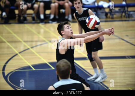 Joueur gardant un volley vivant en acceptant et en retournant la balle d'un adversaire. ÉTATS-UNIS. Banque D'Images