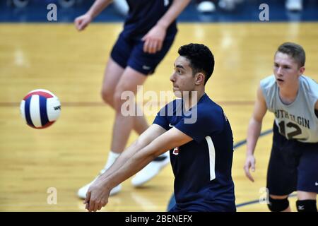 Joueur se déplaçant vers le ballon pour garder un volley vivant. ÉTATS-UNIS. Banque D'Images