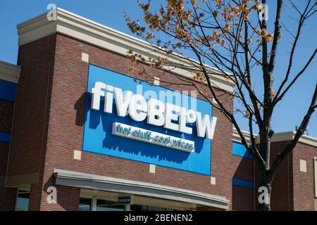 Un logo en dehors d'un magasin de détail de cinq sous à Fredericksburg, en Virginie, le 2 avril 2020. Banque D'Images