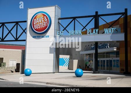 Un logo en dehors de l'emplacement de Dave & Buster à Baltimore, Maryland, le 6 avril 2020. Banque D'Images