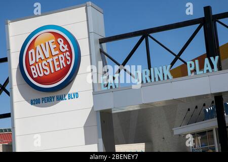 Un logo en dehors de l'emplacement de Dave & Buster à Baltimore, Maryland, le 6 avril 2020. Banque D'Images