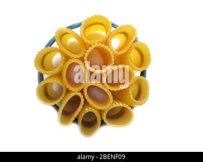 Groupe rond de pâtes séchées rigatoni attaché avec un élastique sur blanc Banque D'Images