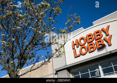 Un logo à l'extérieur d'un magasin de détail Hobby Lobby à Columbia, Maryland, le 6 avril 2020. Banque D'Images