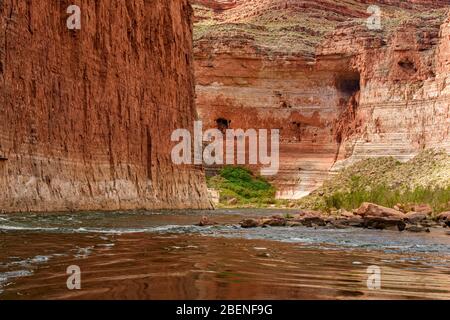 Réflexions et rapides sur la falaise du Grand Canyon dans le fleuve Colorado, le parc national du Grand Canyon, Arizona, États-Unis Banque D'Images