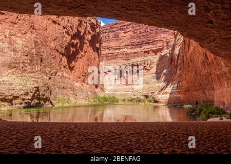 En regardant le fleuve Colorado depuis Redwall Cavern, le parc national du Grand Canyon, Arizona, États-Unis Banque D'Images