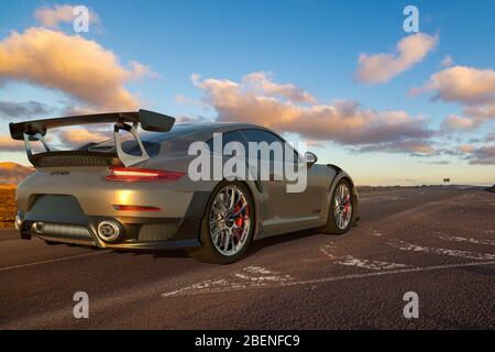 Porsche 911 GT 2 RS en conduisant sur une route de montagne Banque D'Images