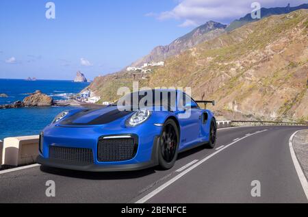 Porsche 911 GT 2 RS en conduisant sur une route de montagne Banque D'Images