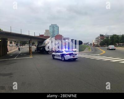 14 septembre 2019 Durham North Carolina USA de camion remorque camion semi renversé s'est écrasé accident accident hits bridge et voiture de police Banque D'Images