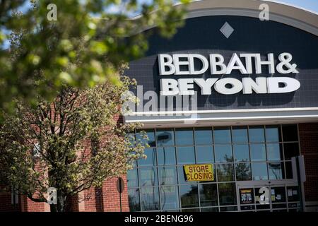 Un panneau « plus fermeture » à l'extérieur d'un bain de lit et au-delà de la boutique de détail à Stafford, en Virginie, le 2 avril 2020. Banque D'Images