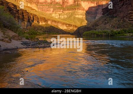 Lumière du soir reflétant les murs du Grand Canyon dans le fleuve Colorado au camp de Blacktail Canyon, parc national du Grand Canyon, Arizona, États-Unis Banque D'Images