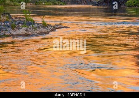 Lumière du soir reflétant les murs du Grand Canyon dans le fleuve Colorado au camp de Blacktail Canyon, parc national du Grand Canyon, Arizona, États-Unis Banque D'Images