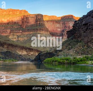 Lumière du soir reflétant les murs du Grand Canyon dans le fleuve Colorado au camp de Blacktail Canyon, parc national du Grand Canyon, Arizona, États-Unis Banque D'Images