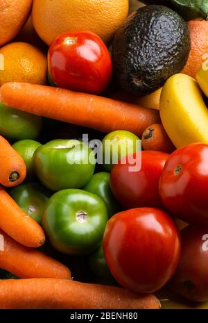 Vue de dessus différents fruits et légumes frais biologiques sur le plan de table Banque D'Images
