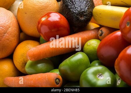 Vue de dessus différents fruits et légumes frais biologiques sur le plan de table Banque D'Images