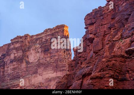 Lumière du soir sur les falaises surplombant le fleuve Colorado près de North Canyon (mille 20), parc national du Grand Canyon, Arizona, États-Unis Banque D'Images