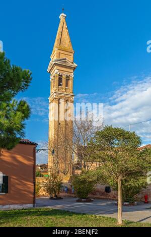 Tour de l'église penchée à Burano, Venise Banque D'Images