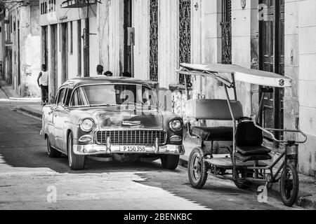 Une vieille voiture des années 1950 est propulsée sur le côté d'une route à la Havane, Cuba, en août 2014. Banque D'Images