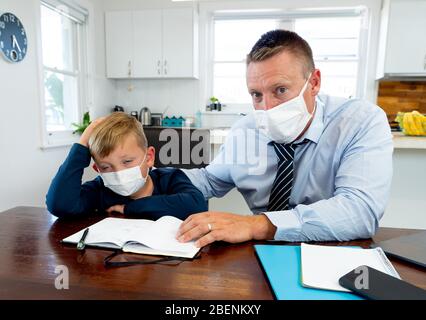 Fermeture de l'école de l'éclosion de coronavirus. Les parents stressés s'inquiètent du travail à distance et de la pandémie de COVID-19. Père et fils avec Banque D'Images