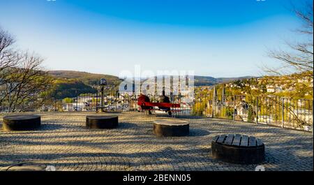 Deux touristes assis sur un banc et vue au loin à Siegen ville dans le Siegerland. Banque D'Images